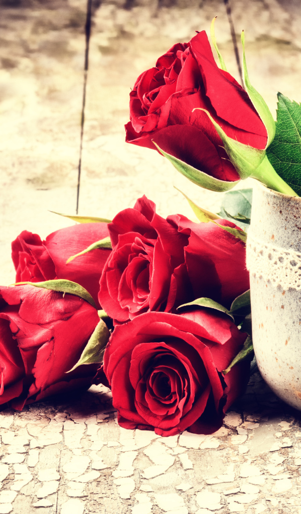 Красные розы на столе с кружкой и сердцем 