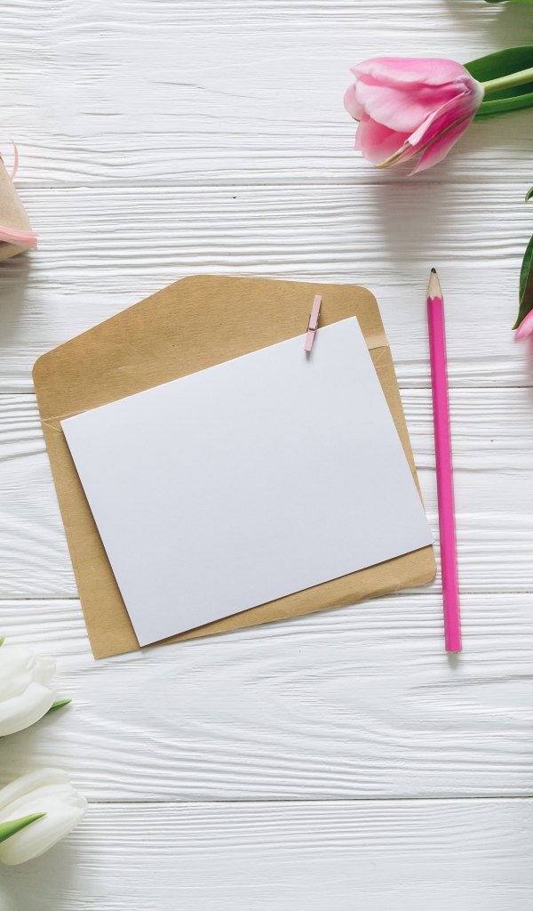 Два букета тюльпанов на столе с подарком, кофе и письмом