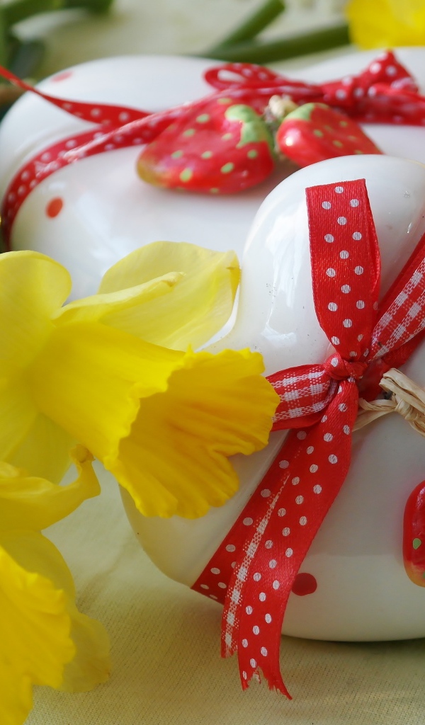 Два белых фарфоровых сердца с букетом желтых нарциссов