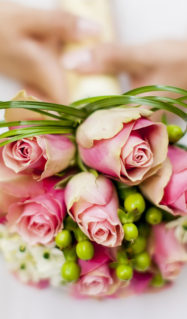 Свадебный букет из розовых роз в руках у невесты 