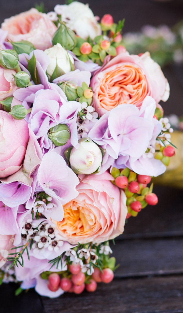 Свадебный букет невесты лежит на лавке 