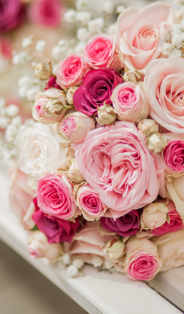 Свадебный букет с розовыми розами на лавке 