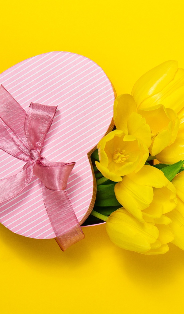 Букет желтых тюльпанов с подарочной коробкой в форме сердца 