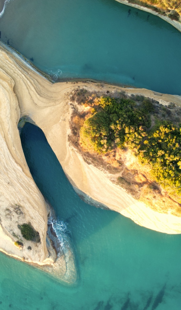 Вид сверху на острова в голубом океане 