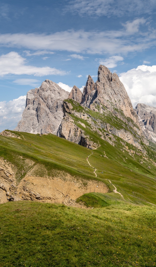 Красивые острые вершины горы под голубым небом