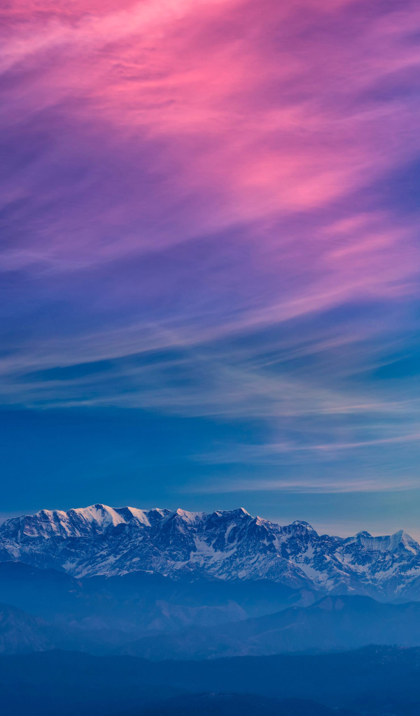 Красивое небо над заснеженными горами