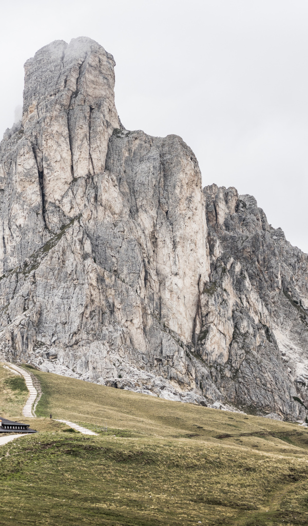 Большая гора на фоне пасмурного неба