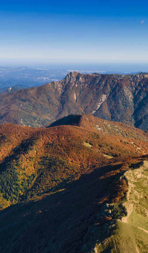 Вид на вершины гор с высоты птичьего полета 