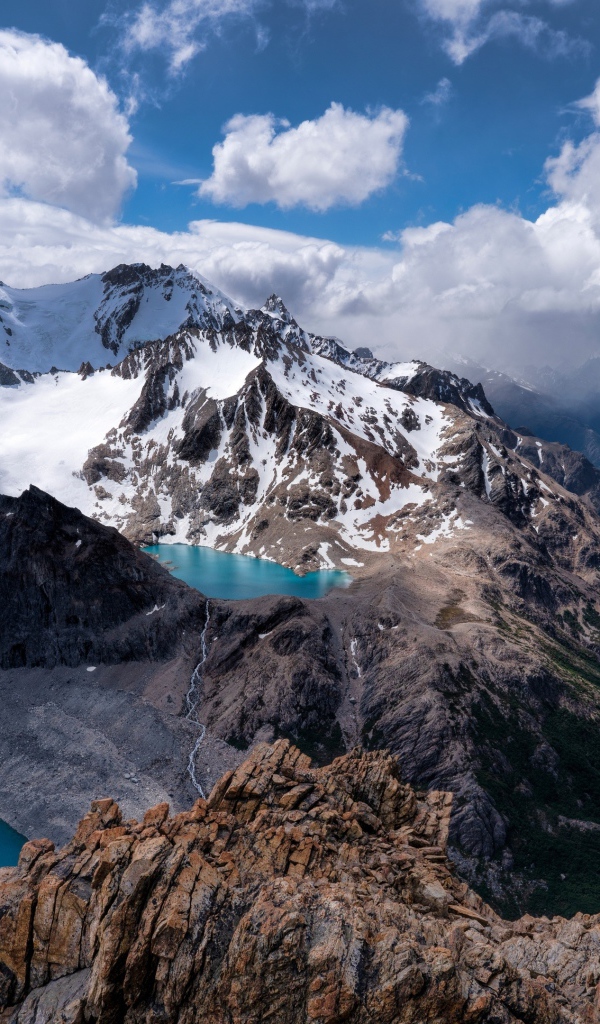 Голубые озера в заснеженных горах 