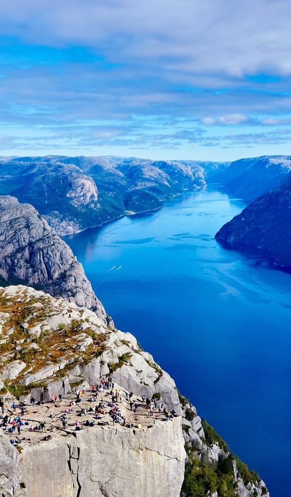 Чистая река между скалистых гор  