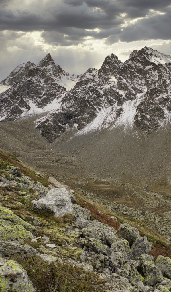 Высохшая река в горах под грозовым небом