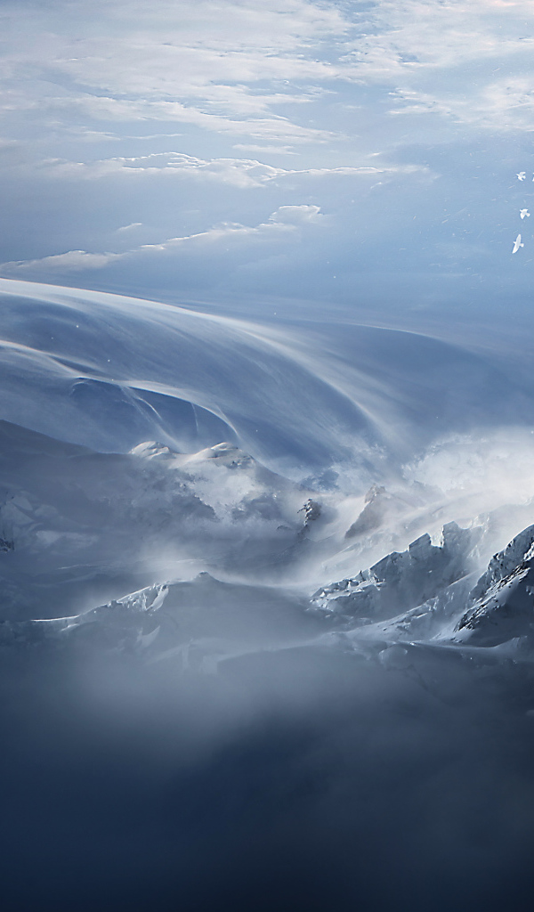 Фантастический горный пейзаж под голубым небом