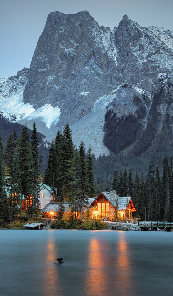 Высокая гора у озера с хвойным лесом