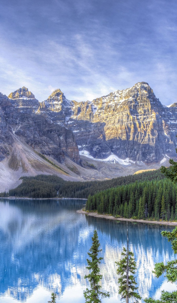 Высокие горы под голубым небом у озера, Канада 