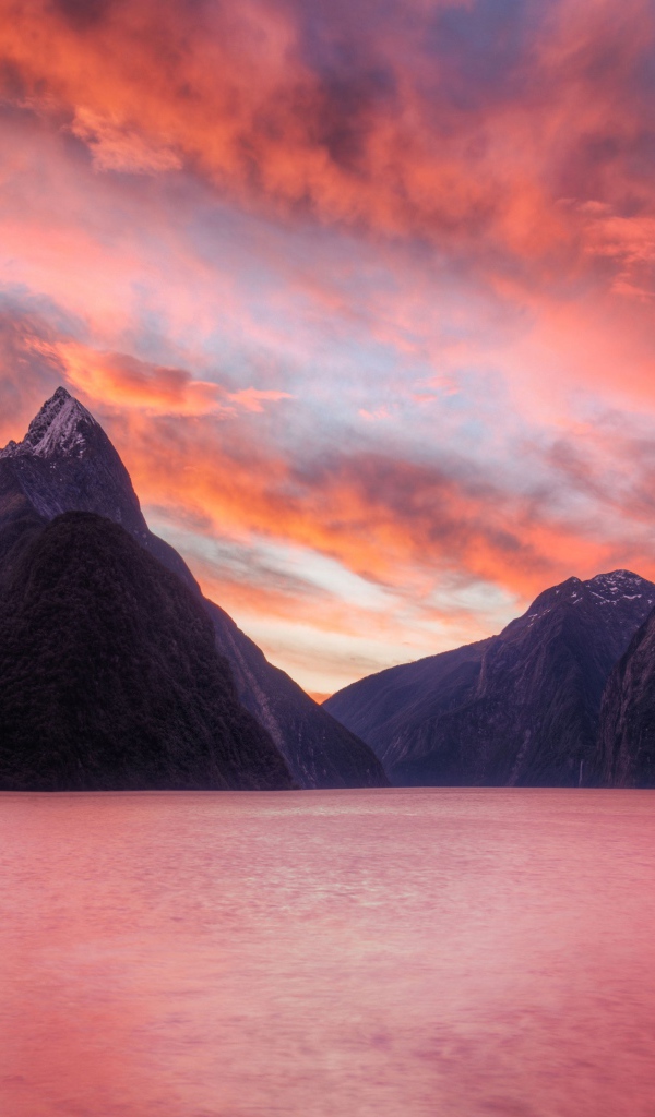 Высокие горы под розовым небом не закате