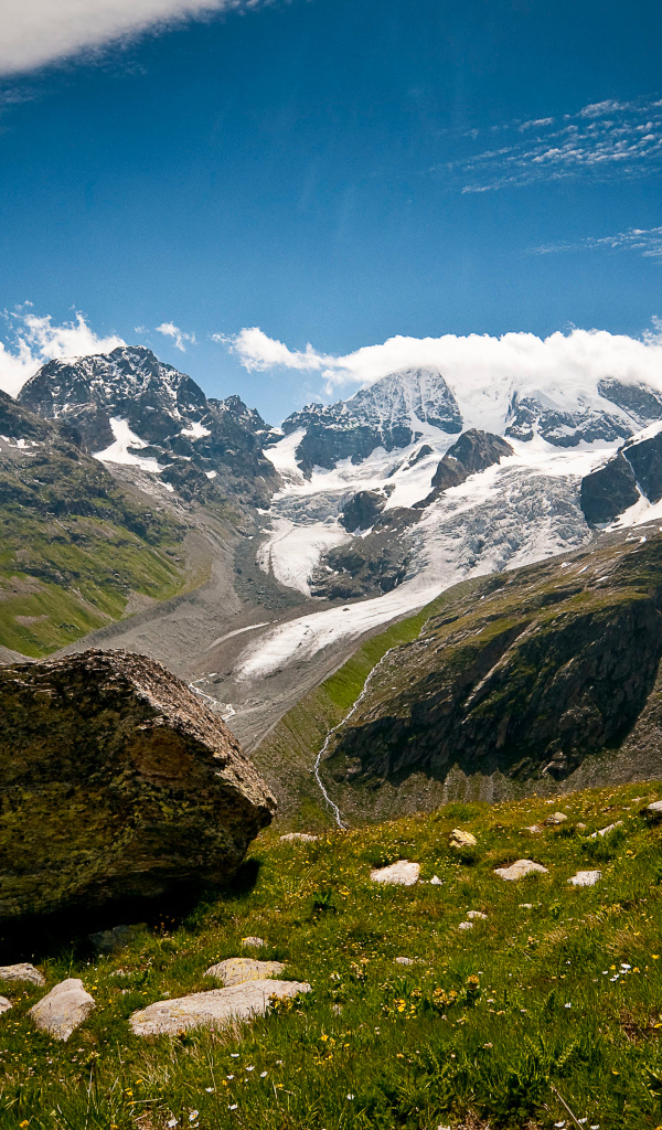 Высокие заснеженные швейцарские горы под голубым небом 