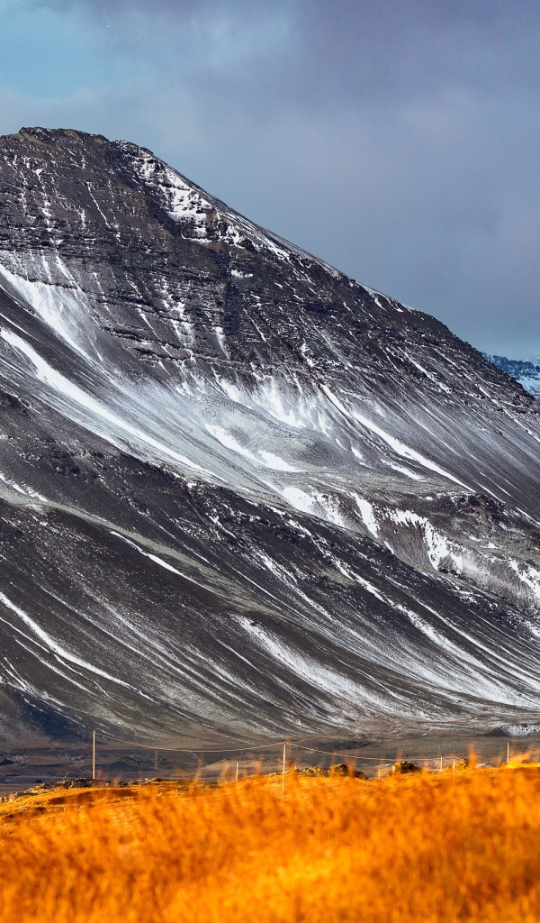 Большие горы с белым снегом под грозовым небом