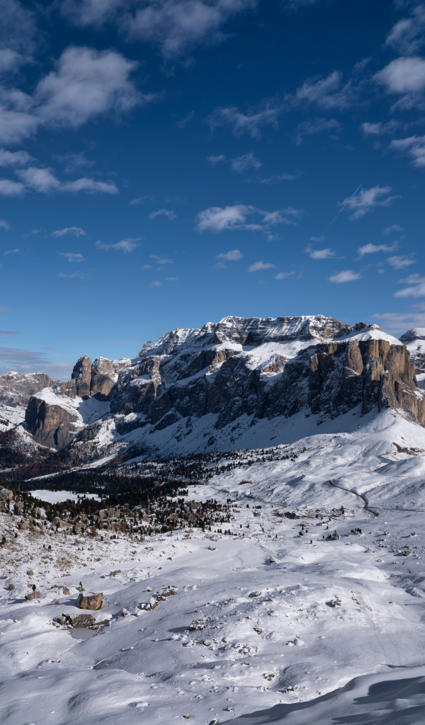 Большие каменные горы покрыты снегом