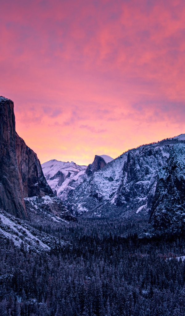 Сиреневый закат над заснеженными скалами 