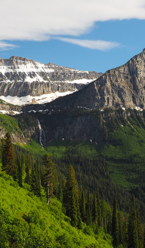 Величественные покрытые снегом вершины каменных гор