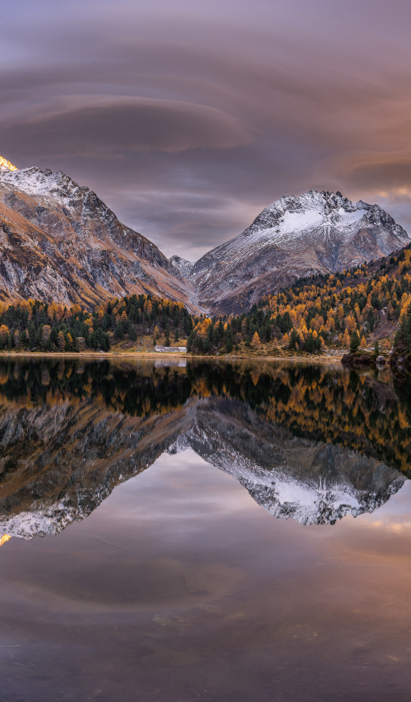 Горы отражаются в озере осенним днем