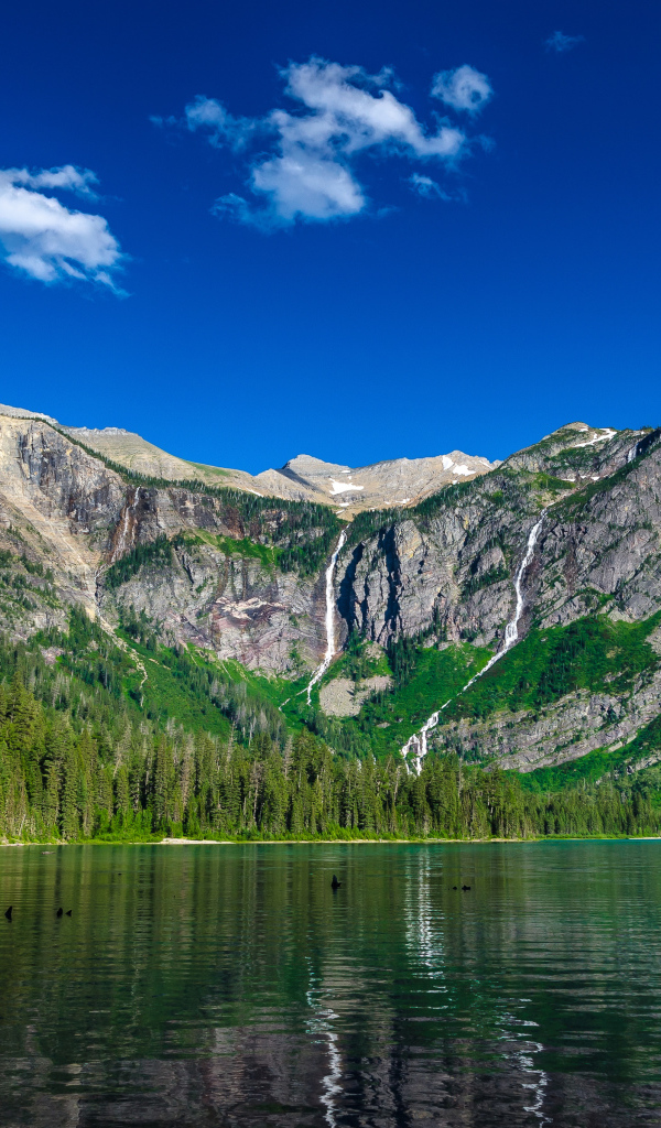 Горы под голубым небом у озера