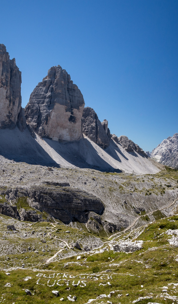 Горы под голубым небом летом, Италия 