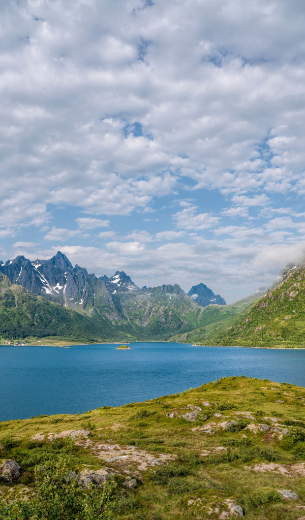 Горы под белыми облаками, Лофотенские острова