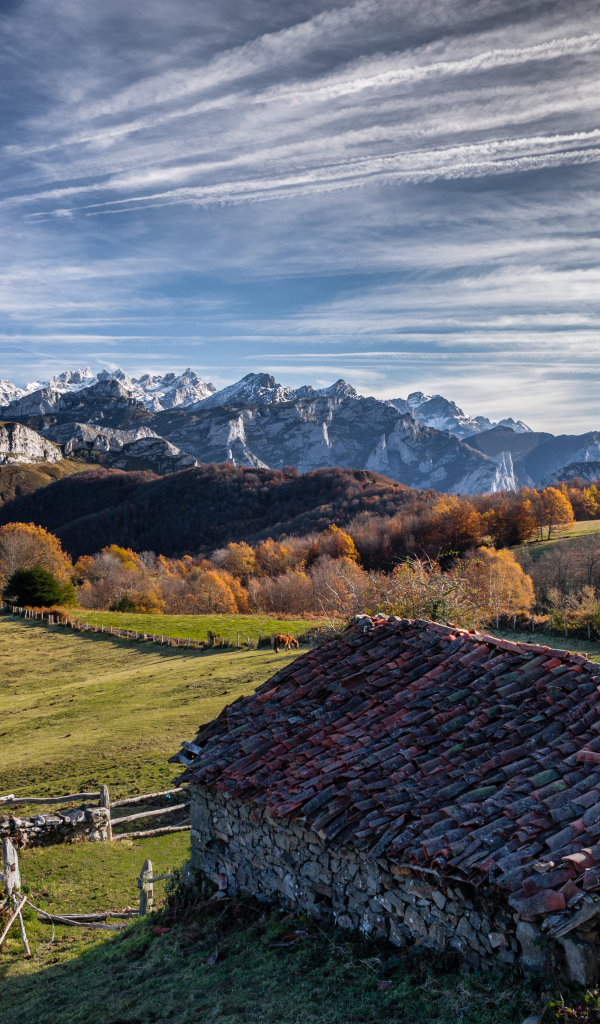 Старый дом в горах под красивым небом 