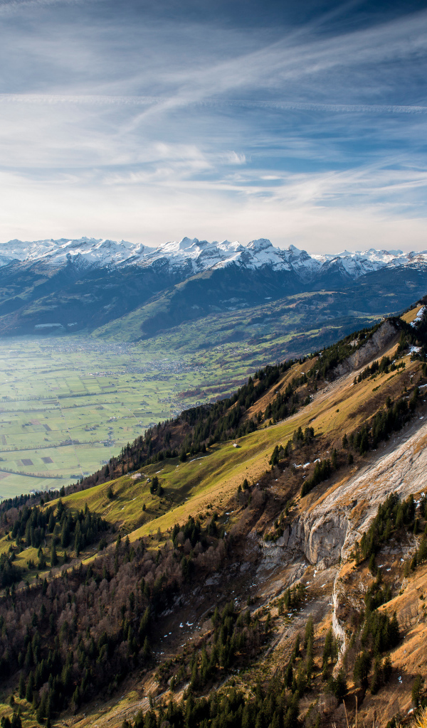 Живописные заснеженные горы год голубым небом, Швейцария