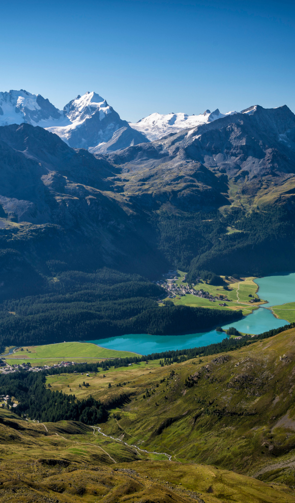 Заснеженные Швейцарские Альпы под голубым небом