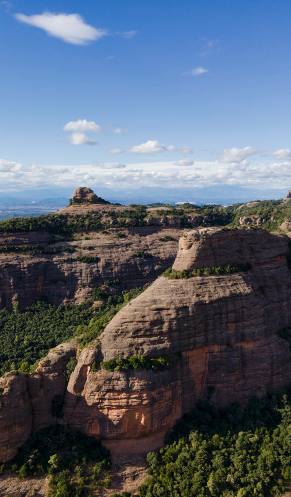Каменные горы под голубым небом, Каталония. Италия