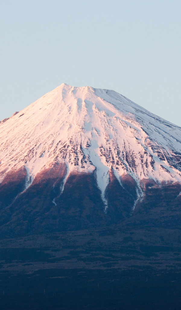 Заснеженная вершина горы Фуджи в лучах солнца