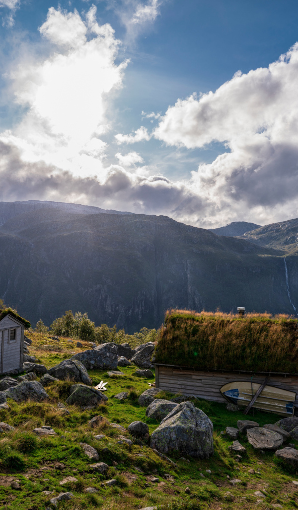 Солнце выглядывает из-за облаков в горах 
