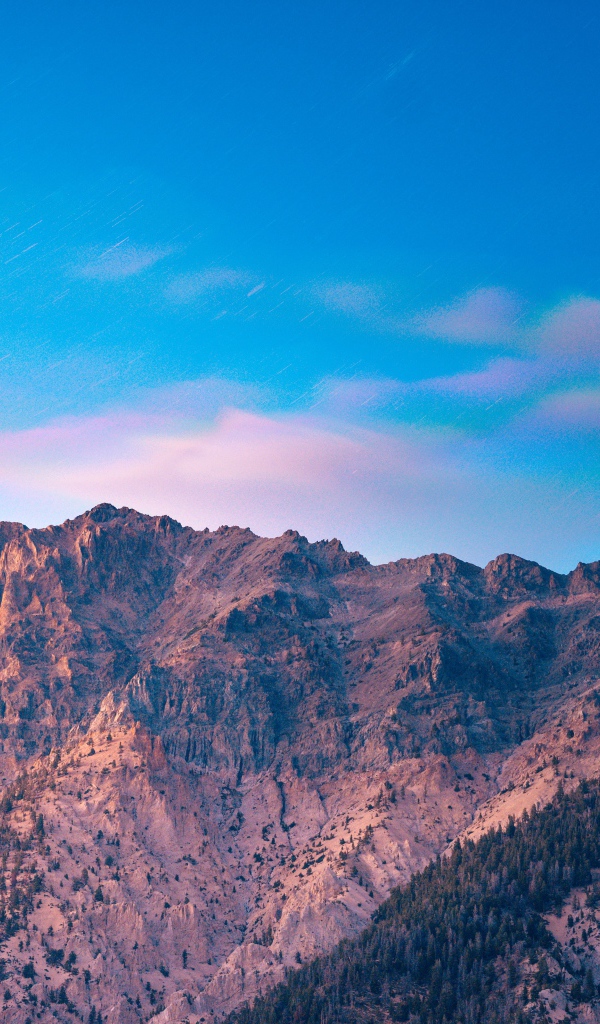 Вершины гор на фоне голубого неба 