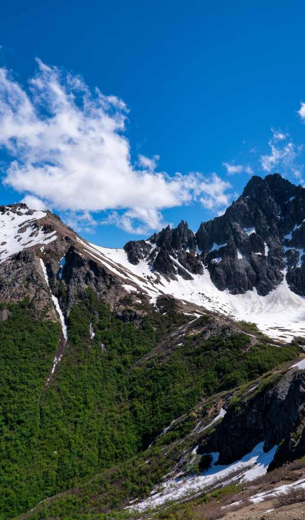 Вид на красивые горы в снегу под голубым небом
