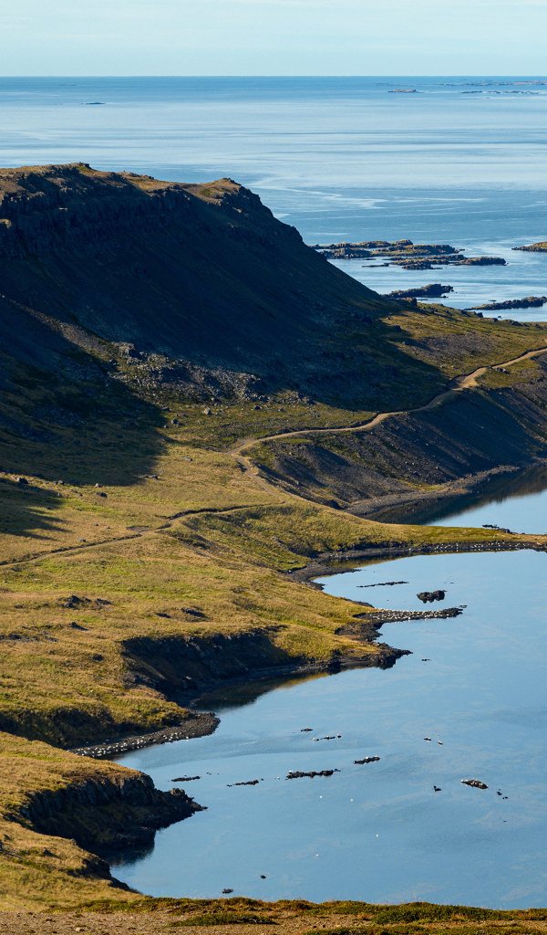 Вид на покрытые солнцем утесы у океана 