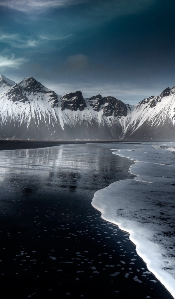 Белые волны океана у заснеженных гор, Исландия