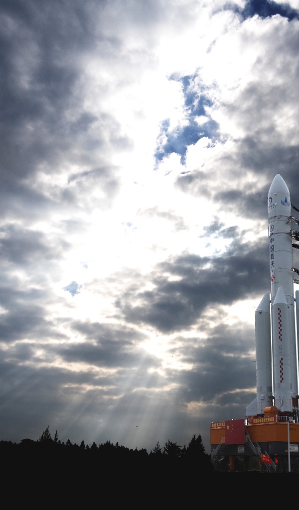 Ракета готовится к запуску на фоне грозового неба