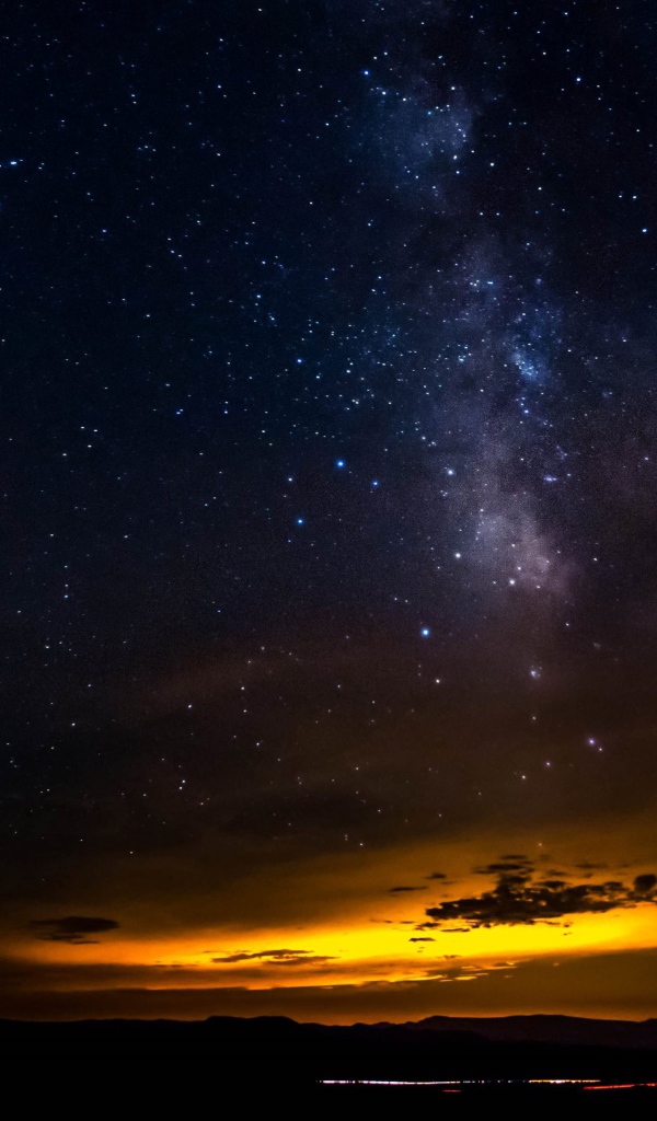 Красивый желтый свет в ночном небе 