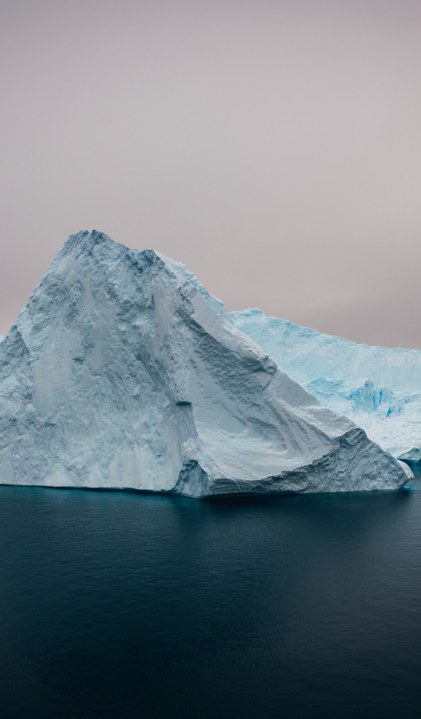 Большой голубой айсберг в океане