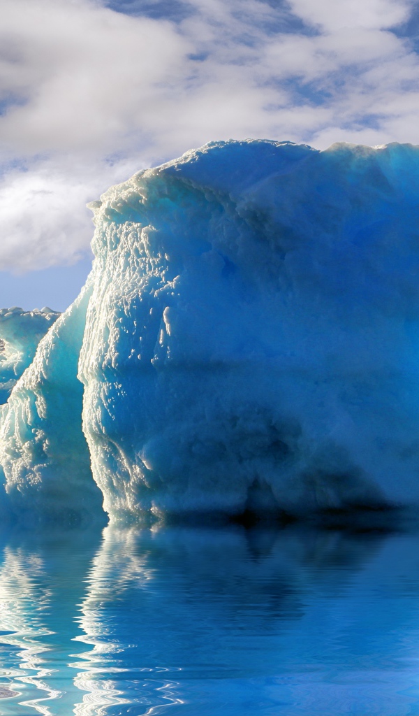 Большой голубой айсберг в воде 