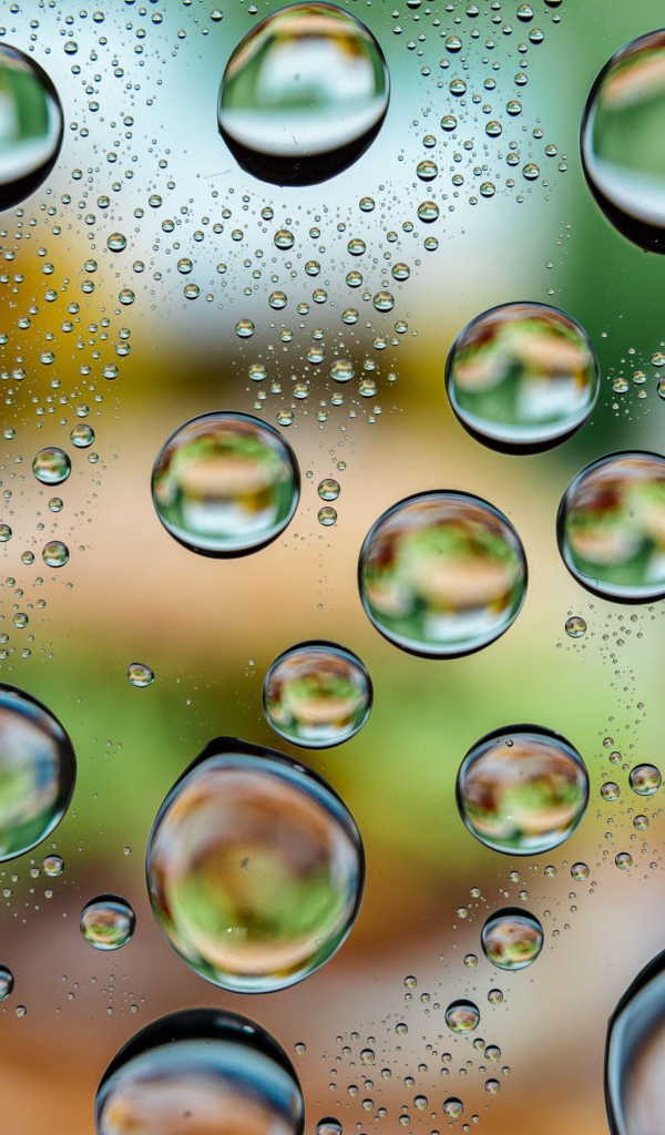 Большие пузыри воды на стекле 