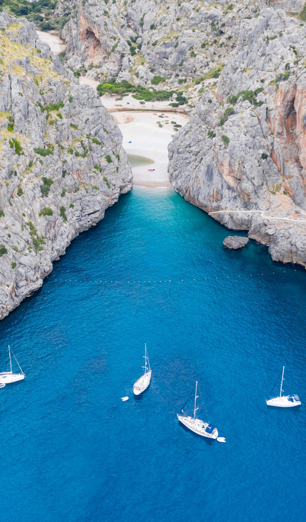 Лодки в бухте между скалами