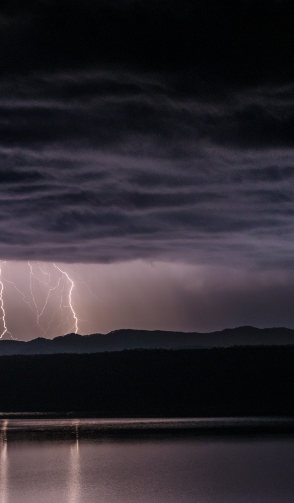 Яркая молния в штормовом небе 