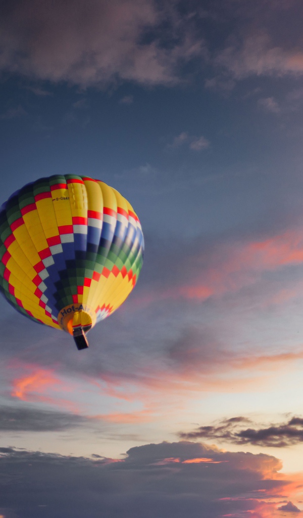 Разноцветный воздушный шар в небе 