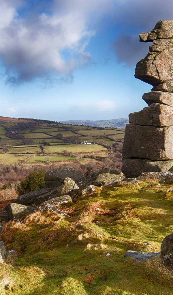 Каменный монумент на вершине холма