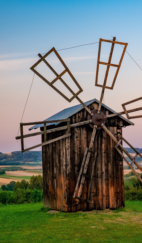 Старая мельница на зеленом холме