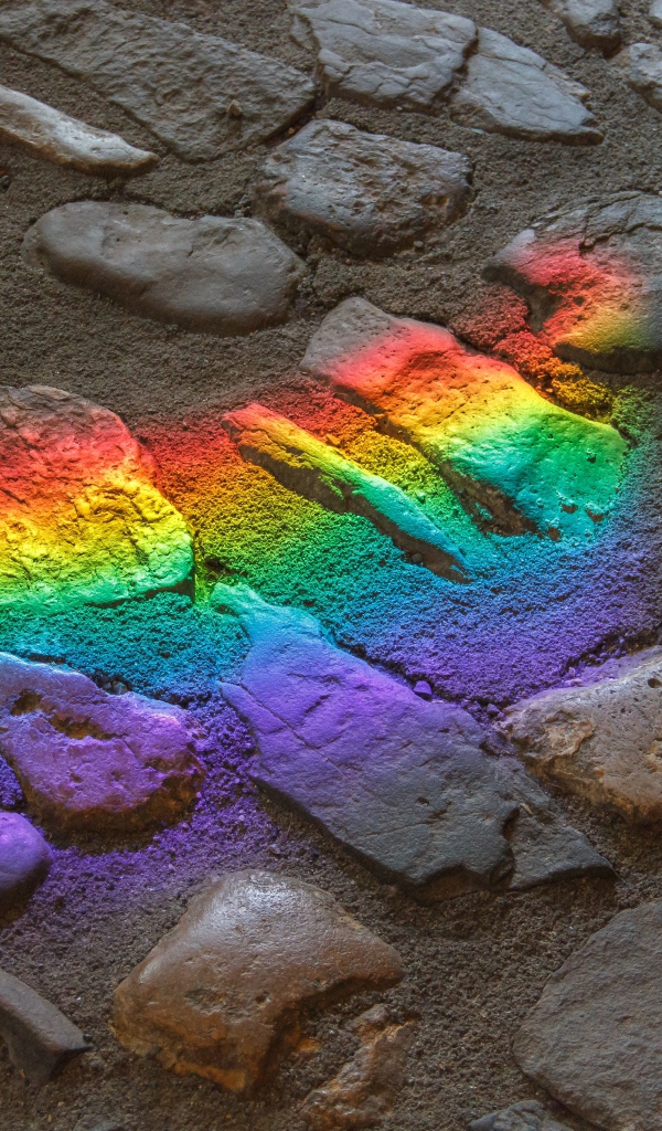 Радужный рисунок на каменной брусчатке 