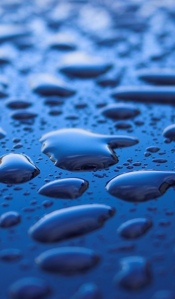 Капли дождя на черном поверхности 